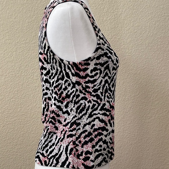 💖HOST PICK💖 St. John Sleeveless Knit Black, White, Pink Animal Print Top - Picture 3 of 5
